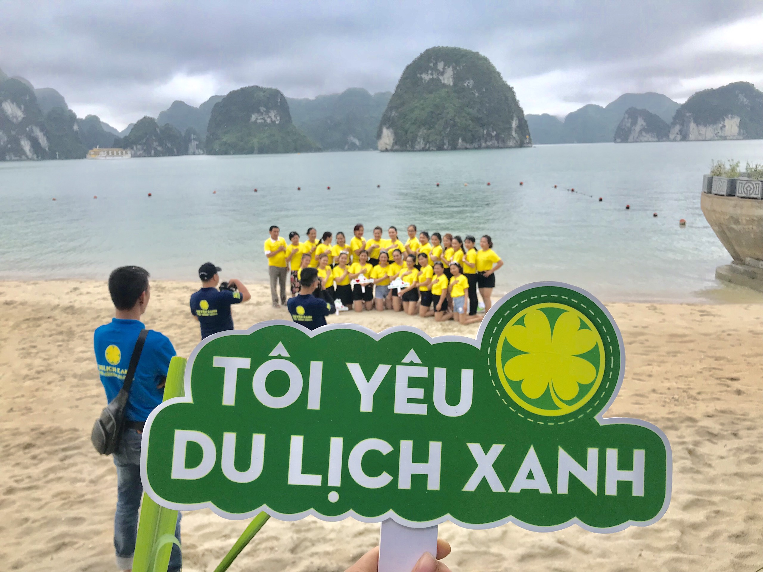 Hỗ trợ Khách chơi Teambuilding